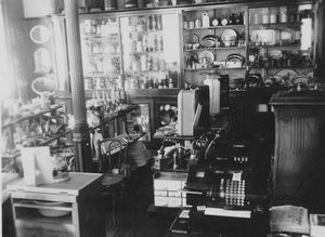 Im Geschäft an der Kölner Straße 113 um 1930