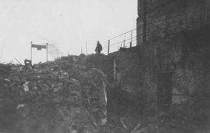 Kölner Straße 113, 1946, die Dame mit Hut ist Grete Franz geb. Heyderhoff 1946