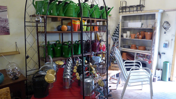 Gießkannen, Blumentöpfe...